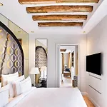 Maison Barriere Vendome 5* פריז